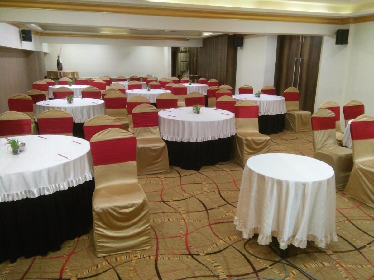 The Fern Residency Rajkot Hotel Buitenkant foto
