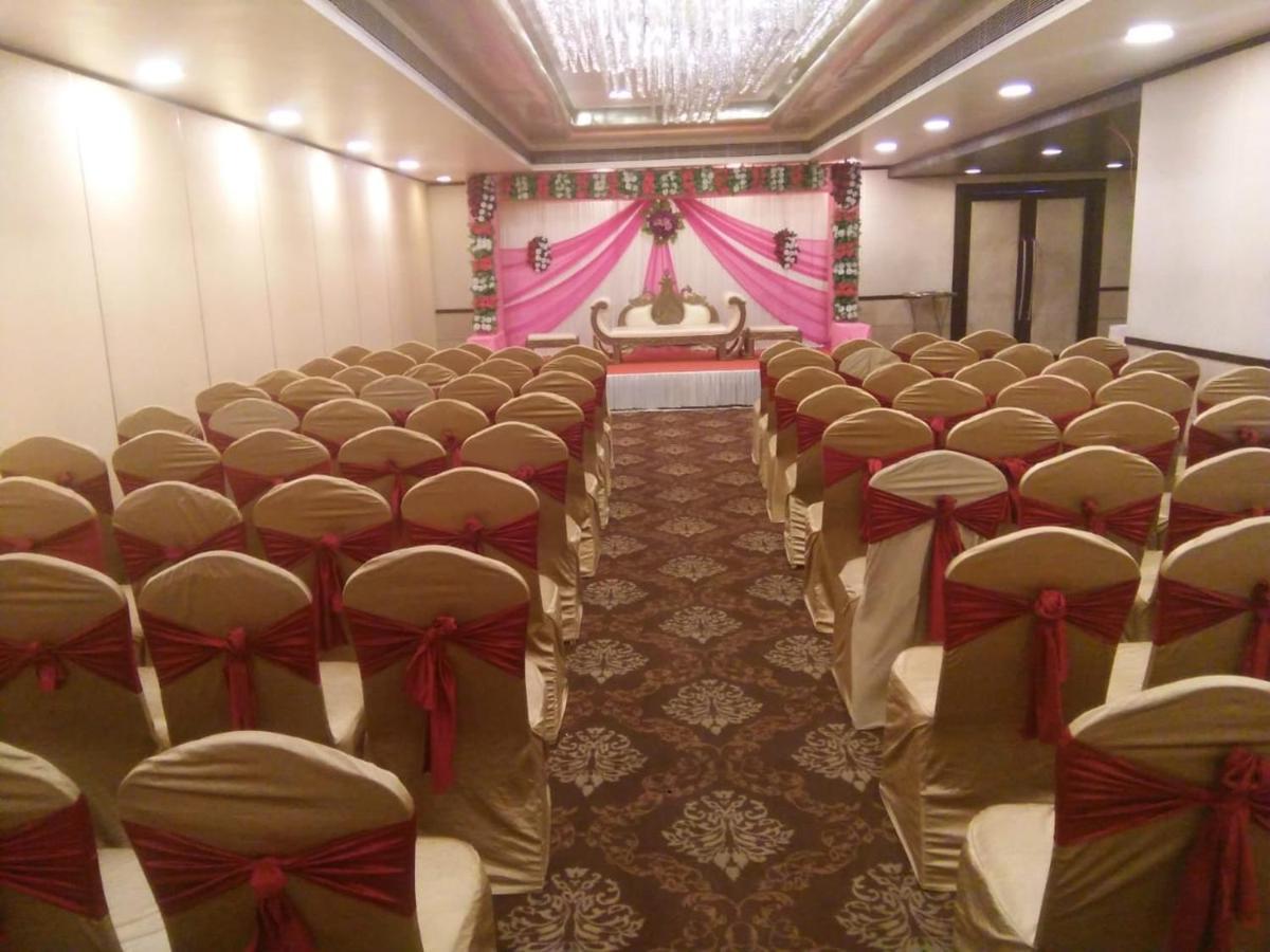 The Fern Residency Rajkot Hotel Buitenkant foto