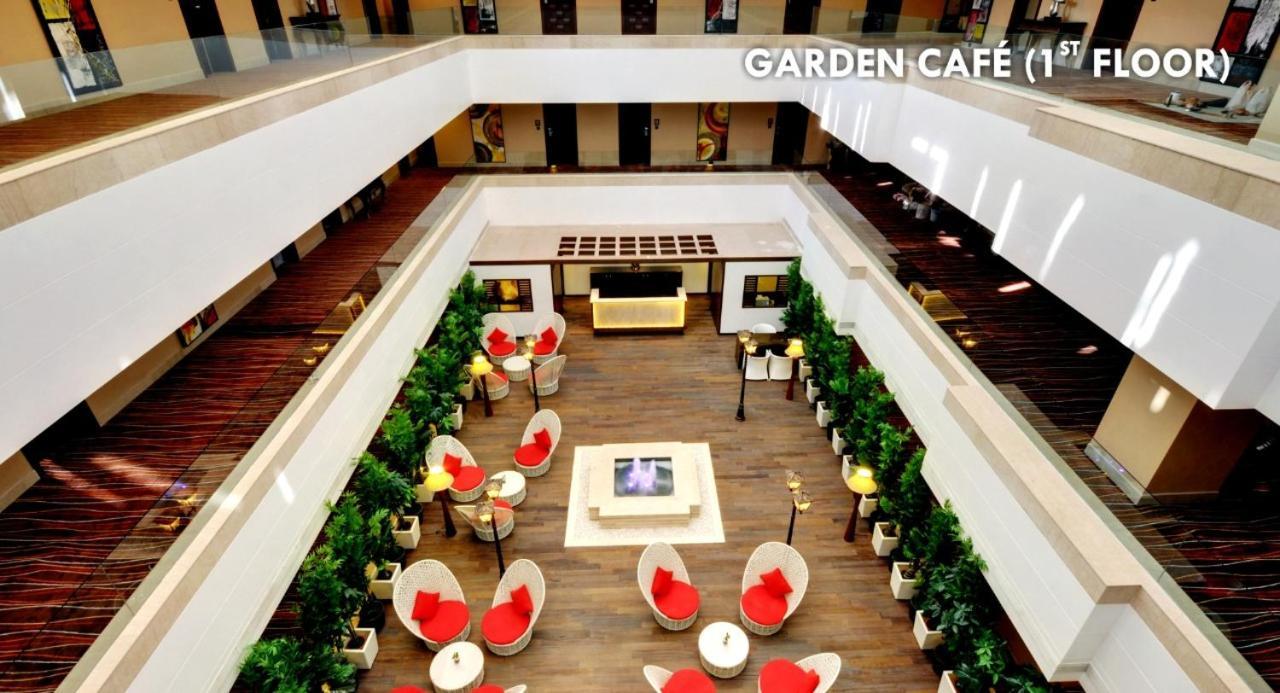 The Fern Residency Rajkot Hotel Buitenkant foto