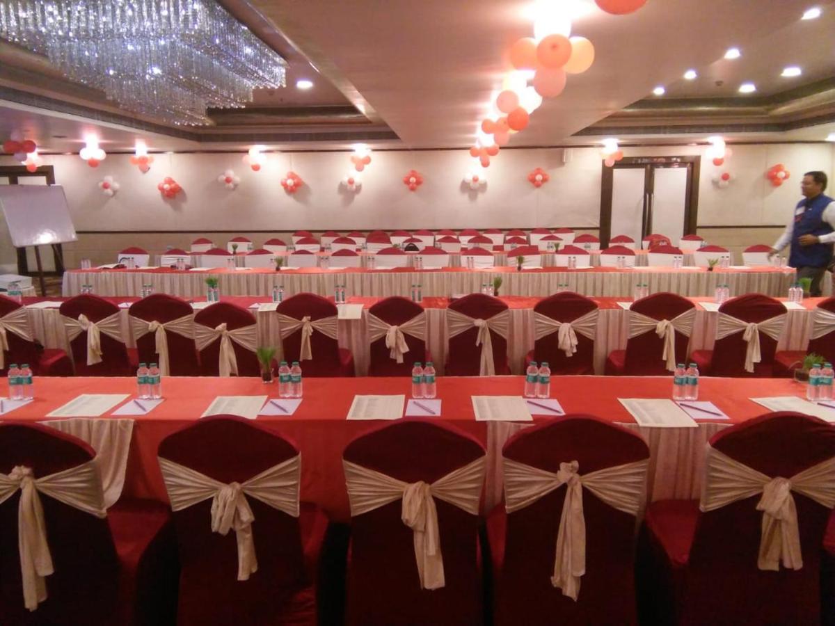 The Fern Residency Rajkot Hotel Buitenkant foto