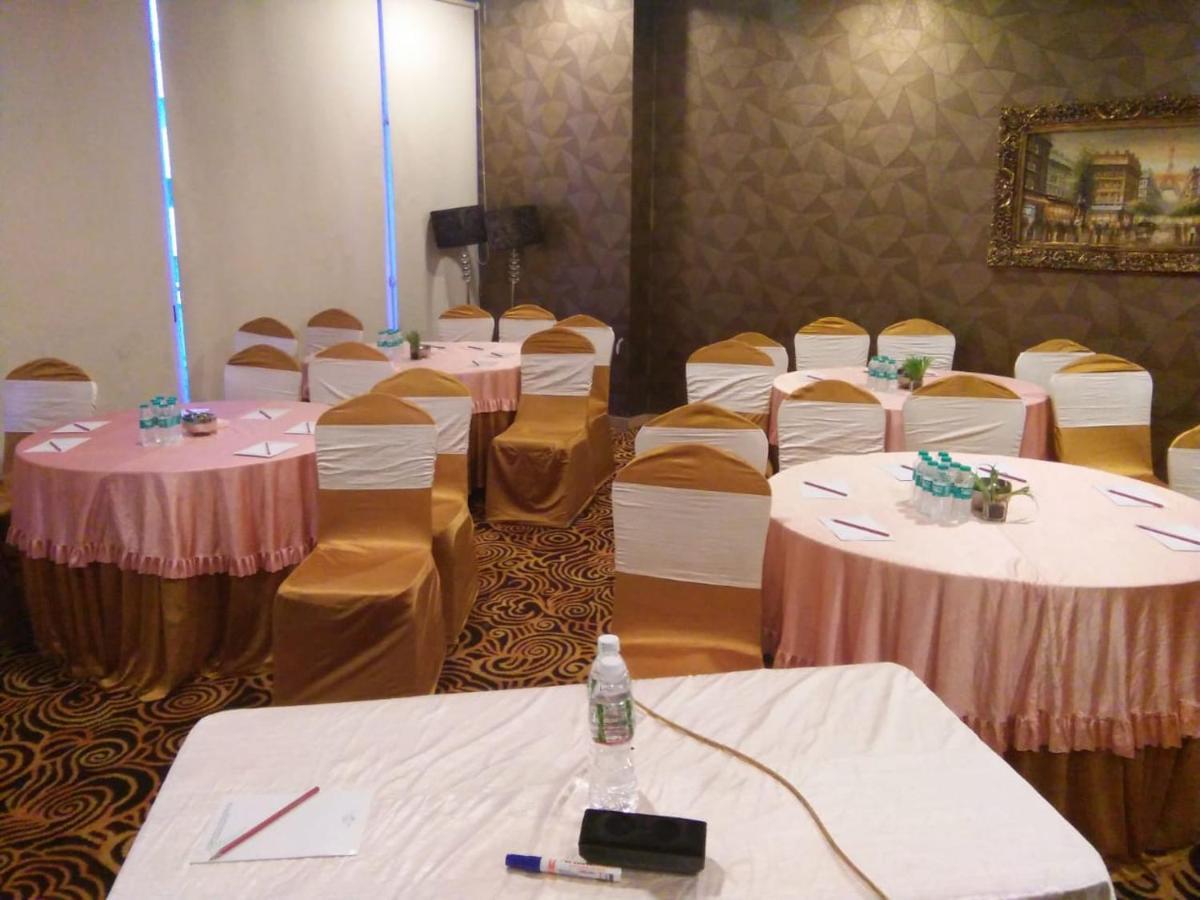 The Fern Residency Rajkot Hotel Buitenkant foto