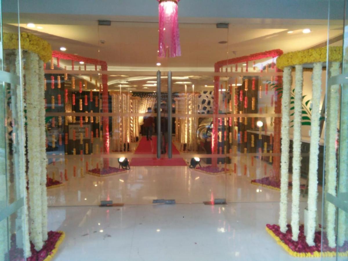 The Fern Residency Rajkot Hotel Buitenkant foto