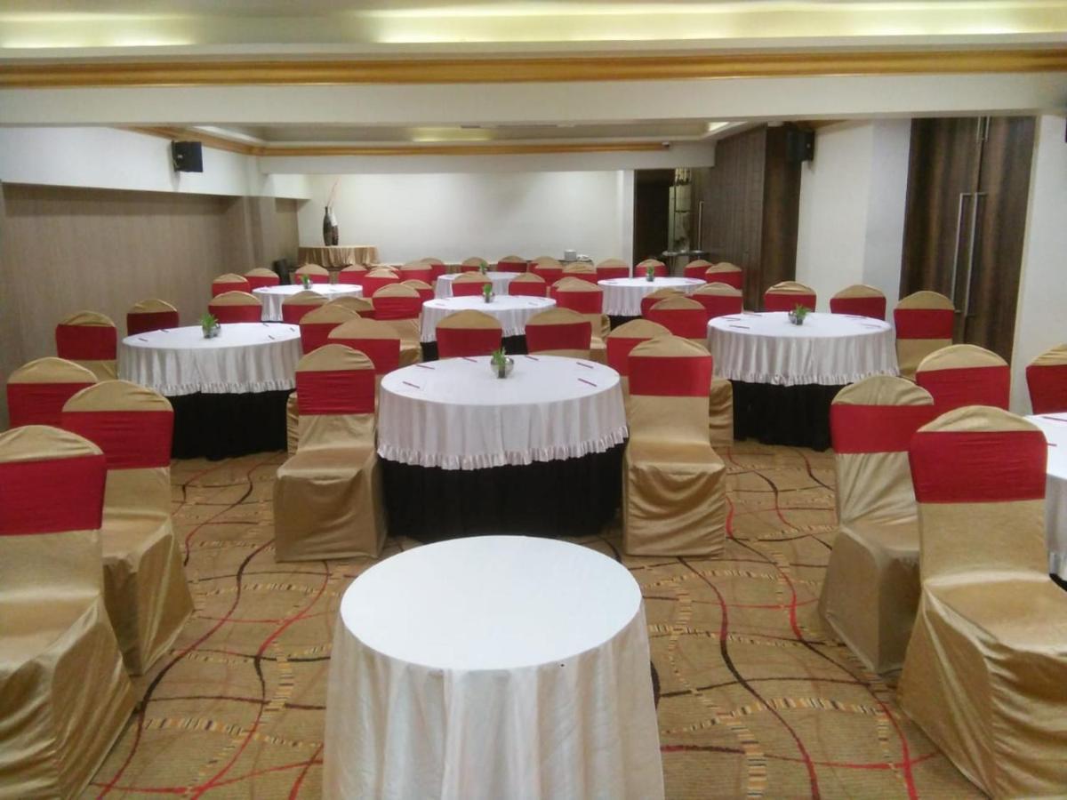 The Fern Residency Rajkot Hotel Buitenkant foto