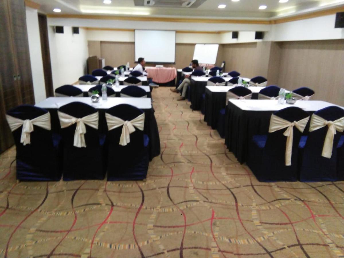 The Fern Residency Rajkot Hotel Buitenkant foto