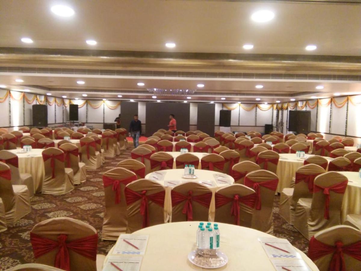 The Fern Residency Rajkot Hotel Buitenkant foto