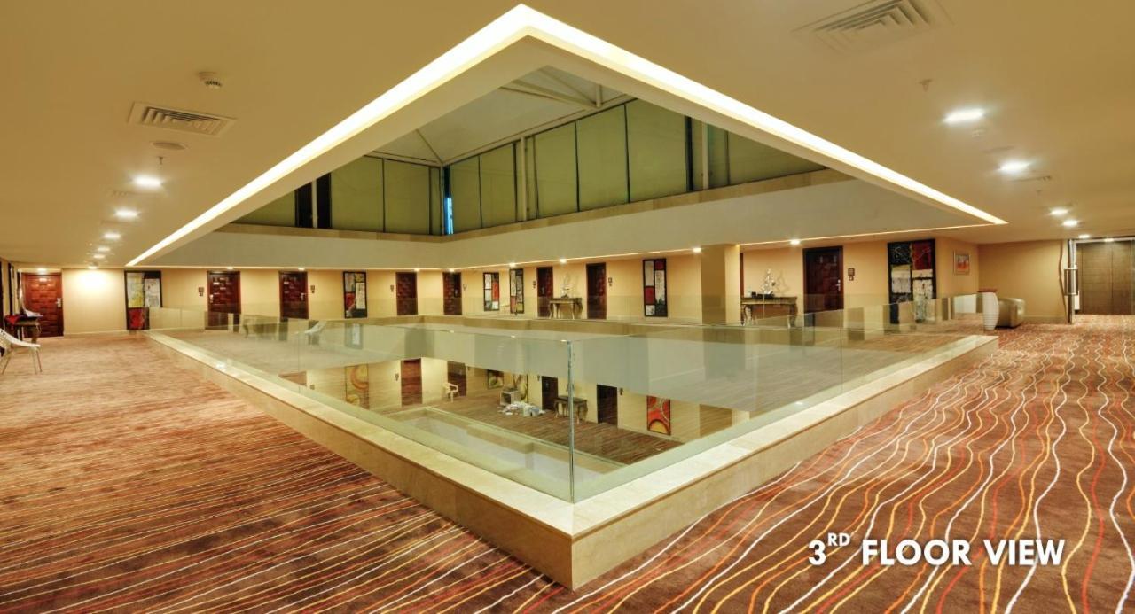 The Fern Residency Rajkot Hotel Buitenkant foto