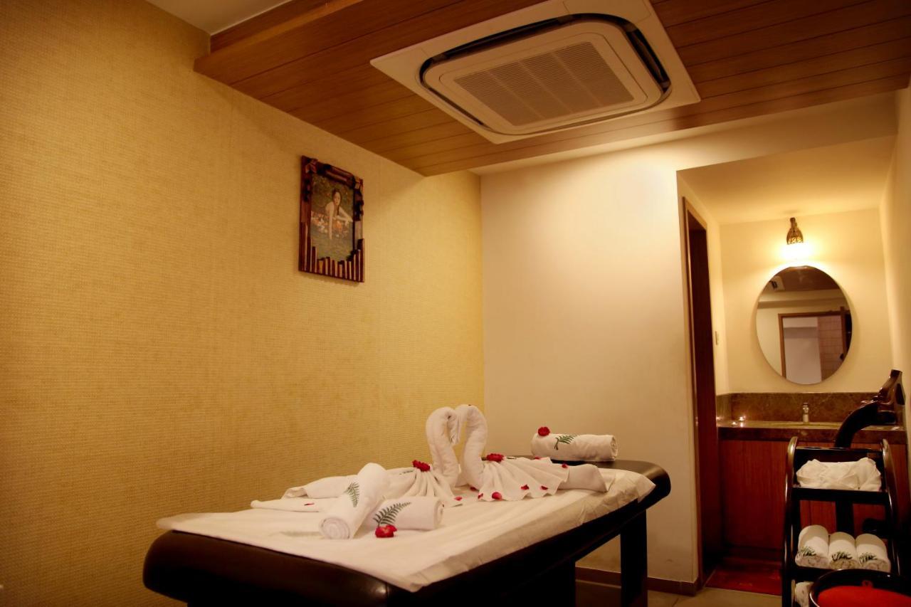The Fern Residency Rajkot Hotel Buitenkant foto