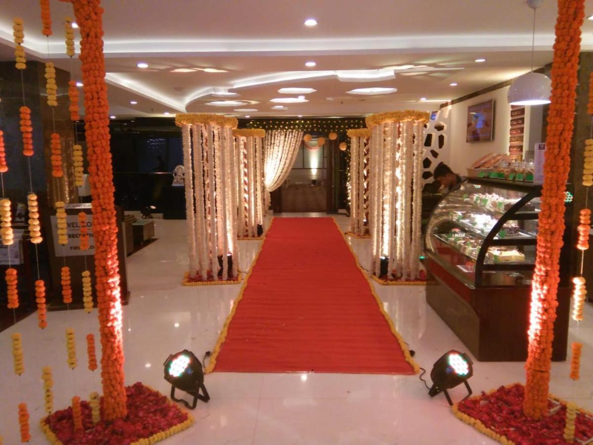 The Fern Residency Rajkot Hotel Buitenkant foto