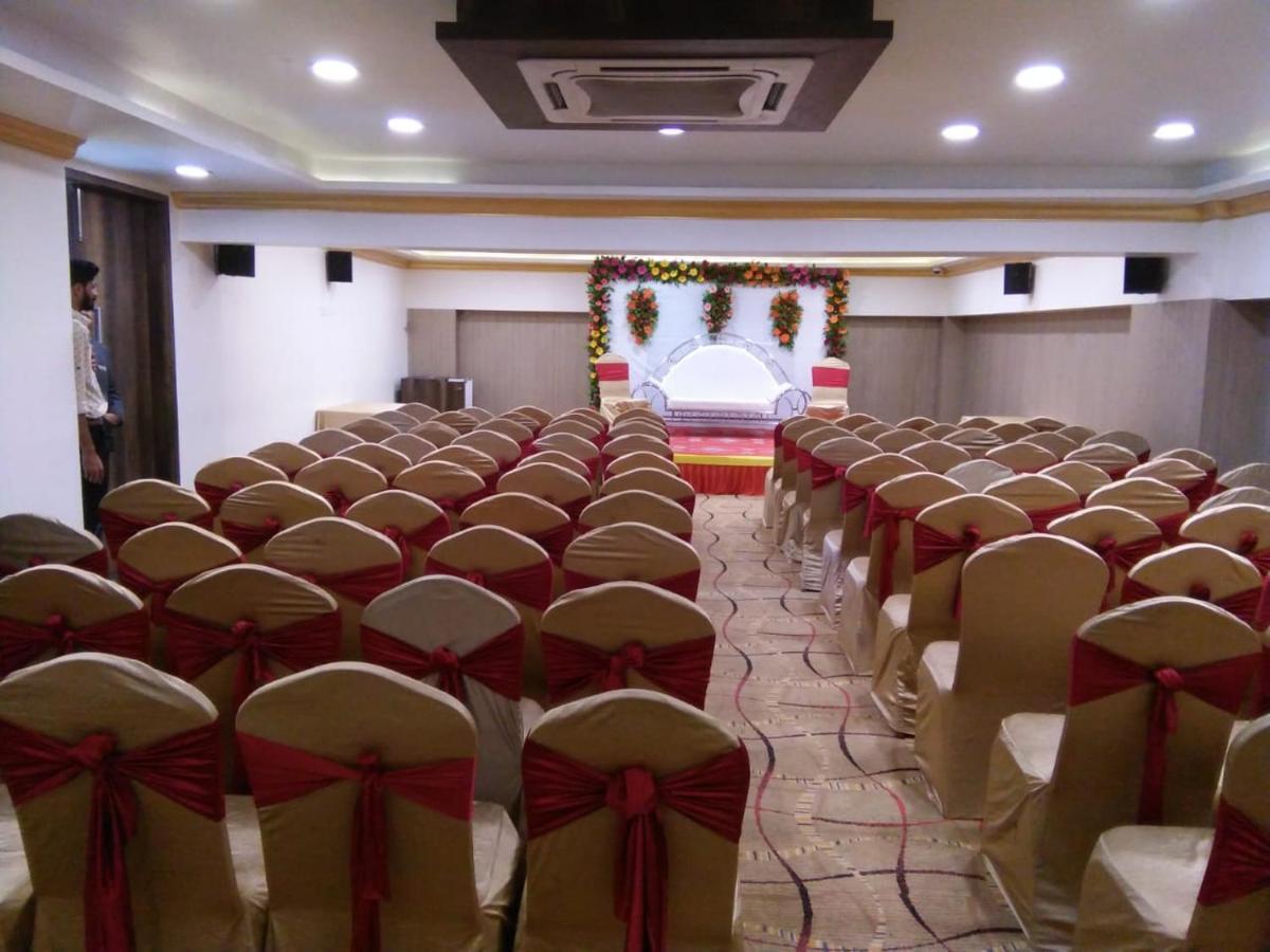 The Fern Residency Rajkot Hotel Buitenkant foto