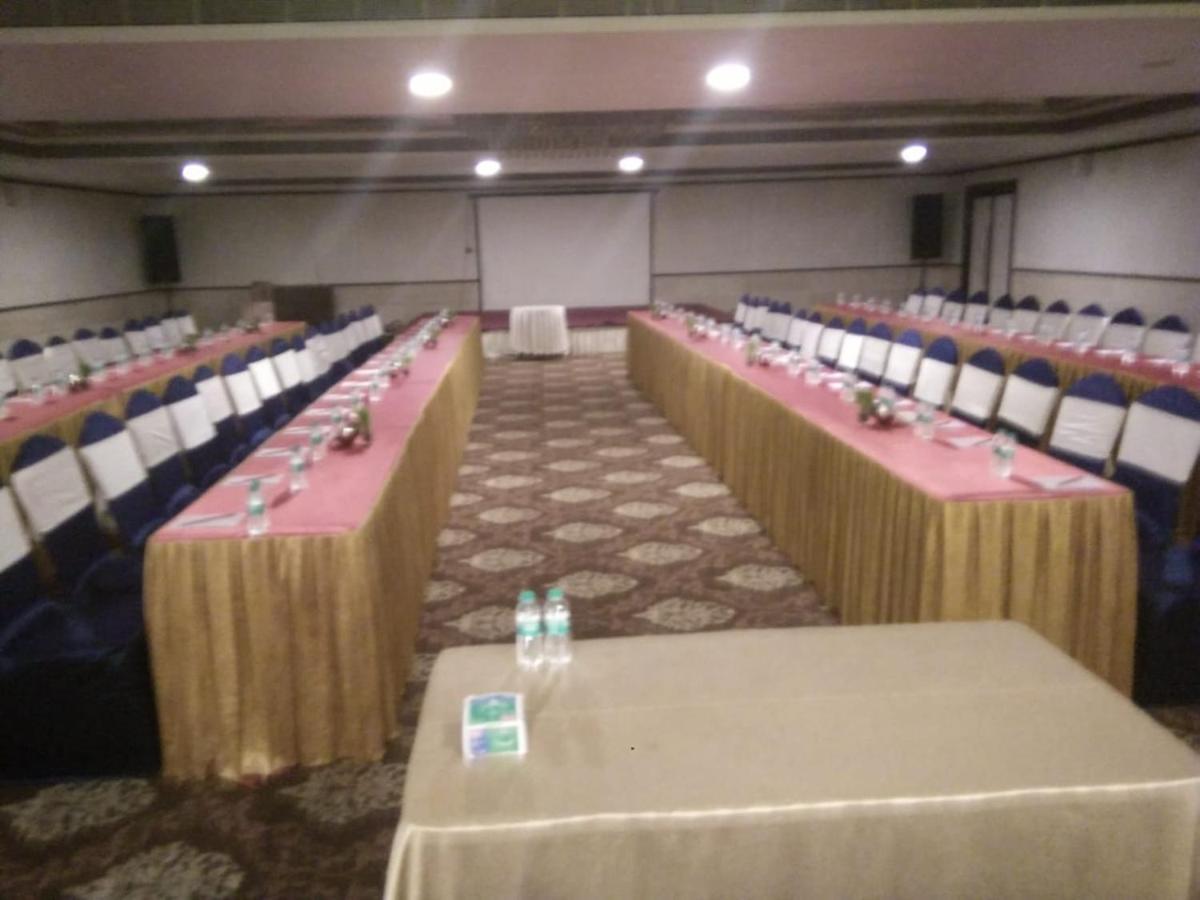 The Fern Residency Rajkot Hotel Buitenkant foto