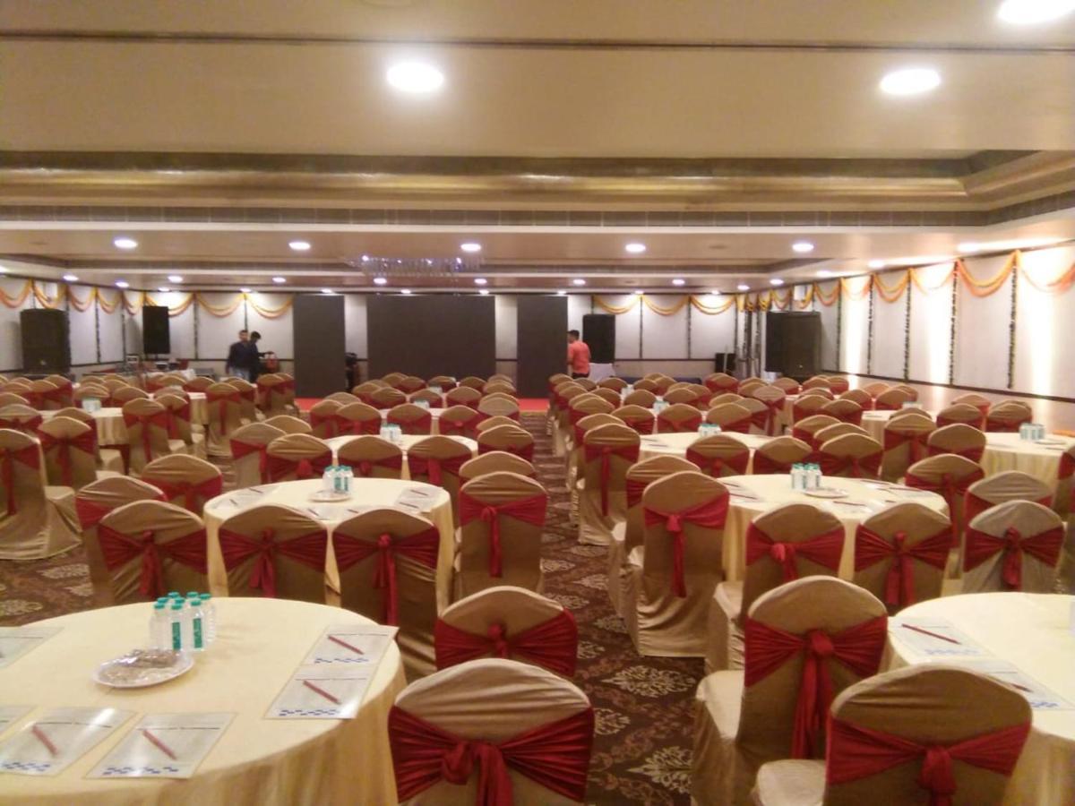 The Fern Residency Rajkot Hotel Buitenkant foto