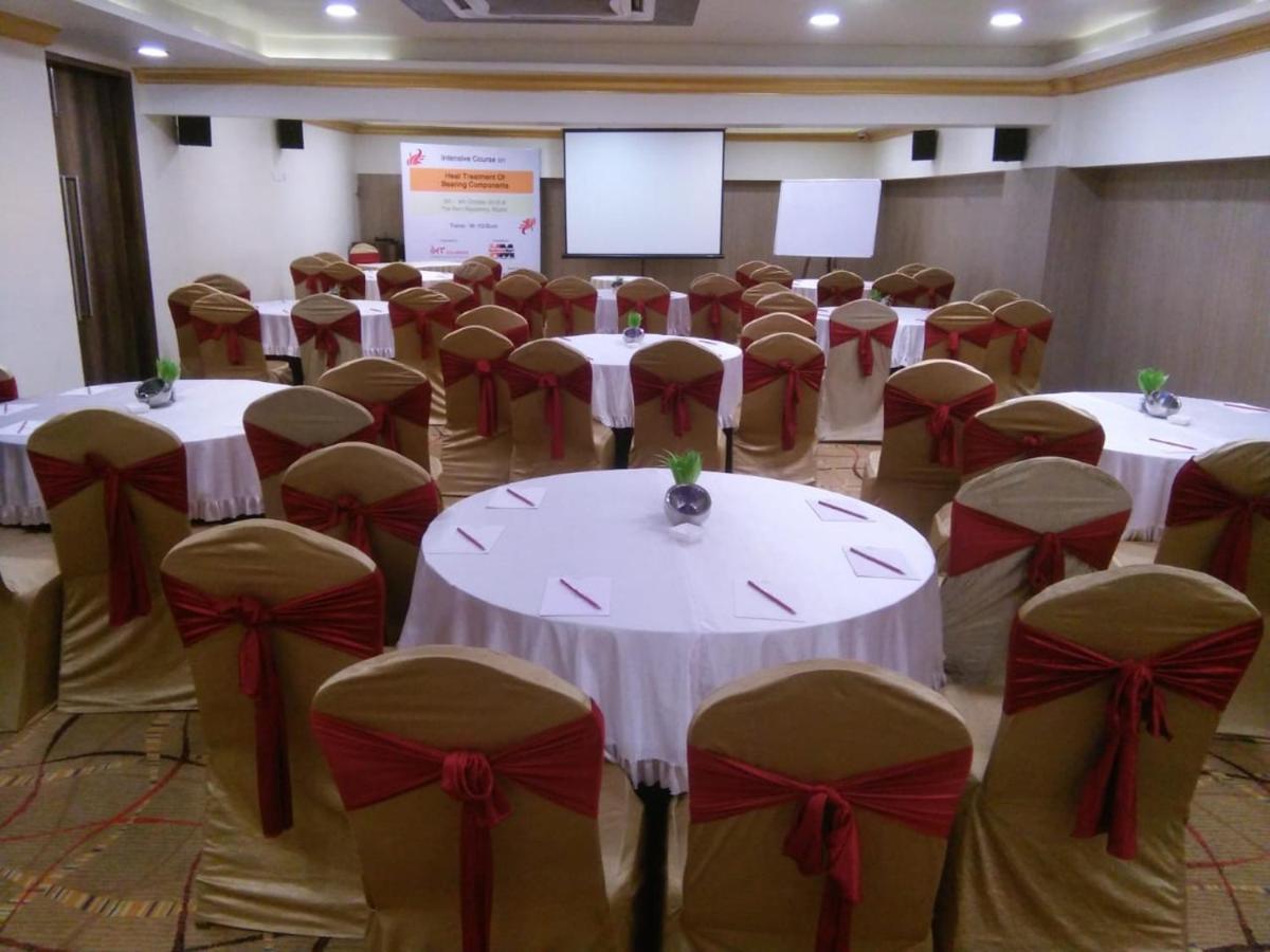 The Fern Residency Rajkot Hotel Buitenkant foto