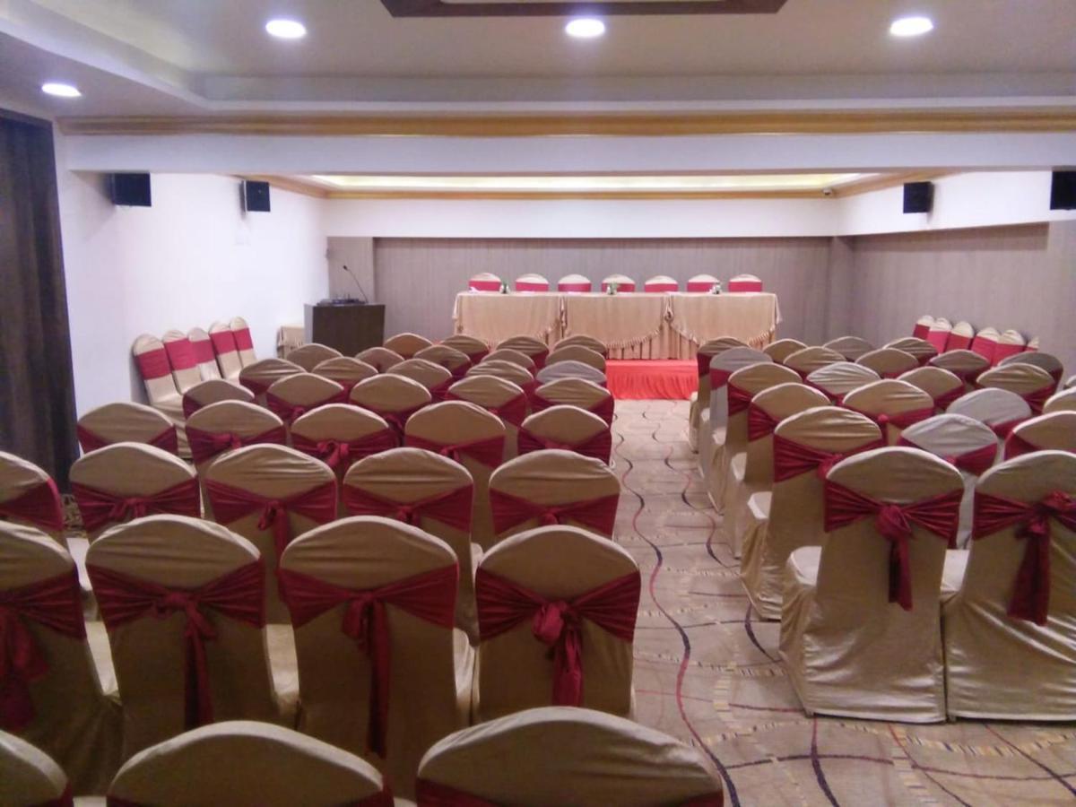 The Fern Residency Rajkot Hotel Buitenkant foto