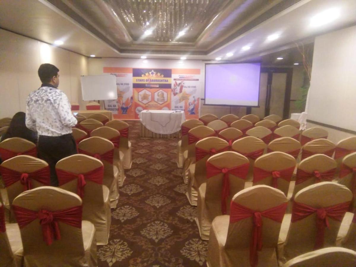 The Fern Residency Rajkot Hotel Buitenkant foto