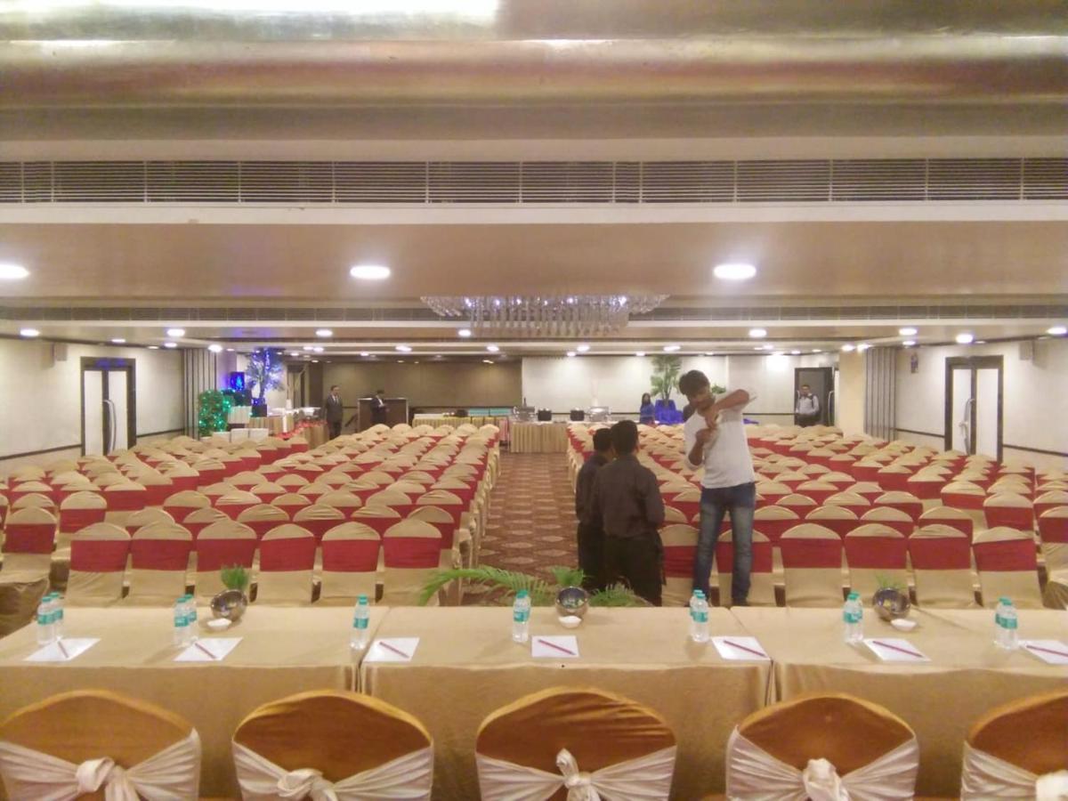 The Fern Residency Rajkot Hotel Buitenkant foto