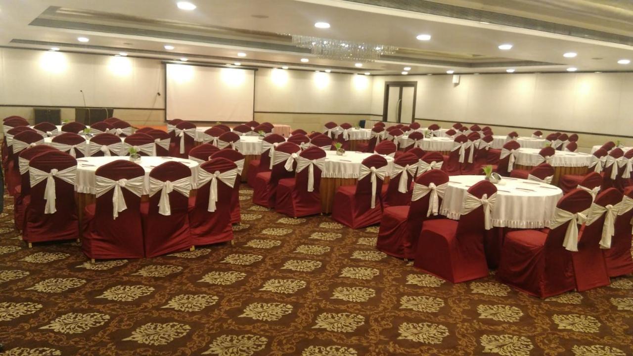 The Fern Residency Rajkot Hotel Buitenkant foto