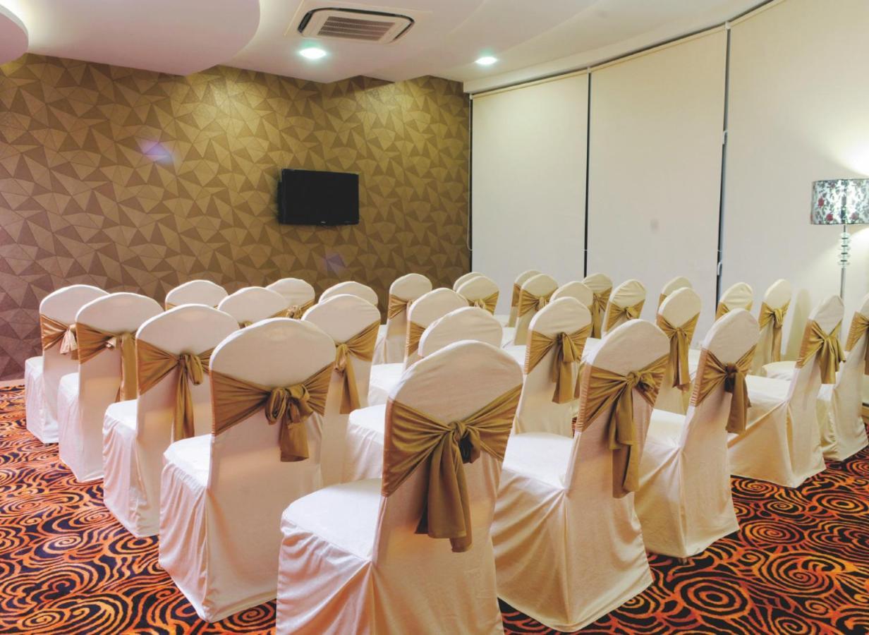 The Fern Residency Rajkot Hotel Buitenkant foto