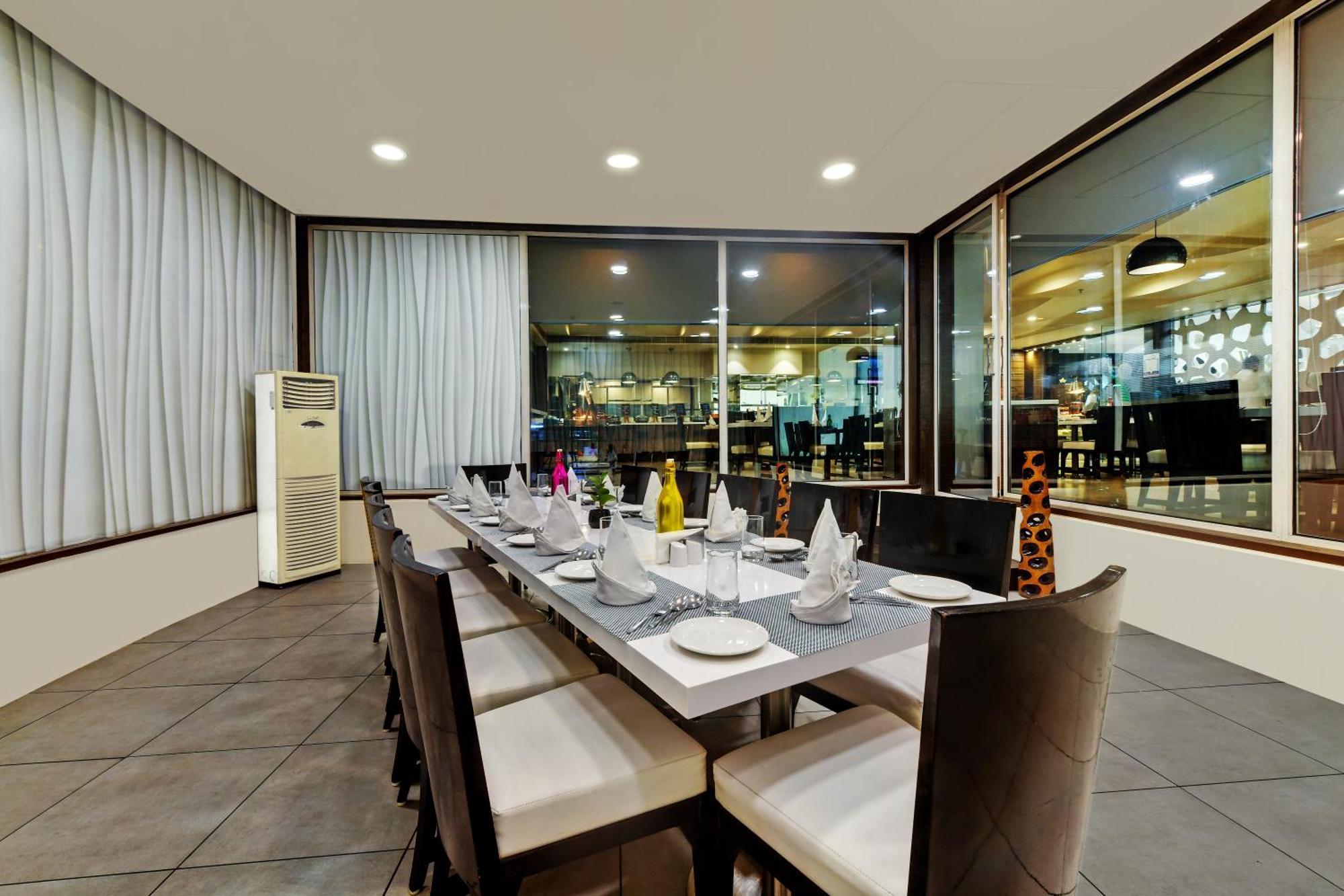 The Fern Residency Rajkot Hotel Buitenkant foto