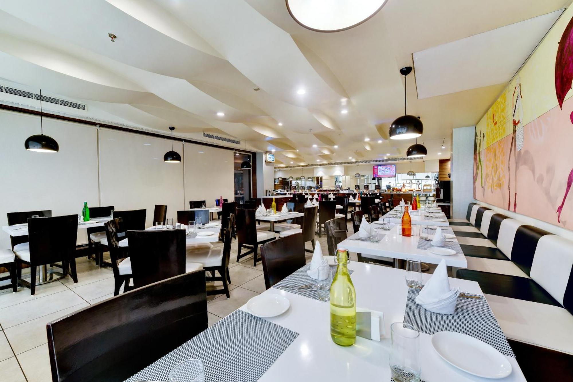 The Fern Residency Rajkot Hotel Buitenkant foto