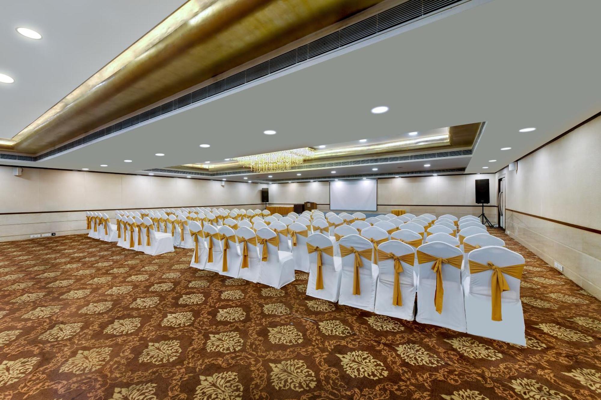 The Fern Residency Rajkot Hotel Buitenkant foto