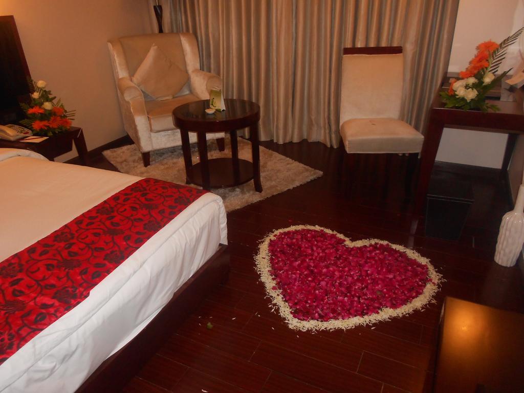 The Fern Residency Rajkot Hotel Buitenkant foto